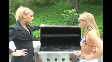 Arsız Milf'in Taze Lezbiyenleri Cehennemi Serbest Bırakıyor
