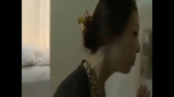 İtensiz Japon Milf Yumi Iç Fahişelerini Serbest Bırakır