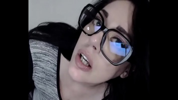 Sert Sikiş Festivali'nde Sıcak Milf Gözlüklerimde Deliyi Patlatıyorum